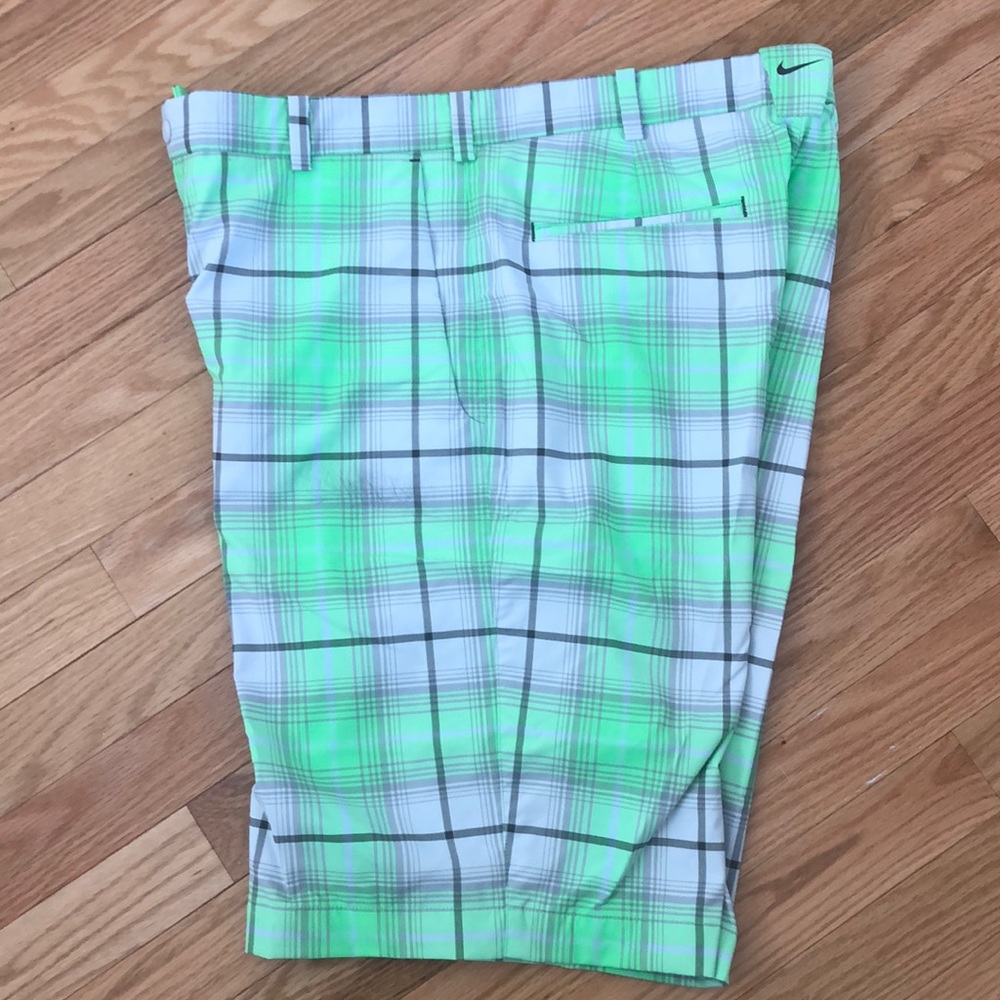 Nike golf shorts size 33